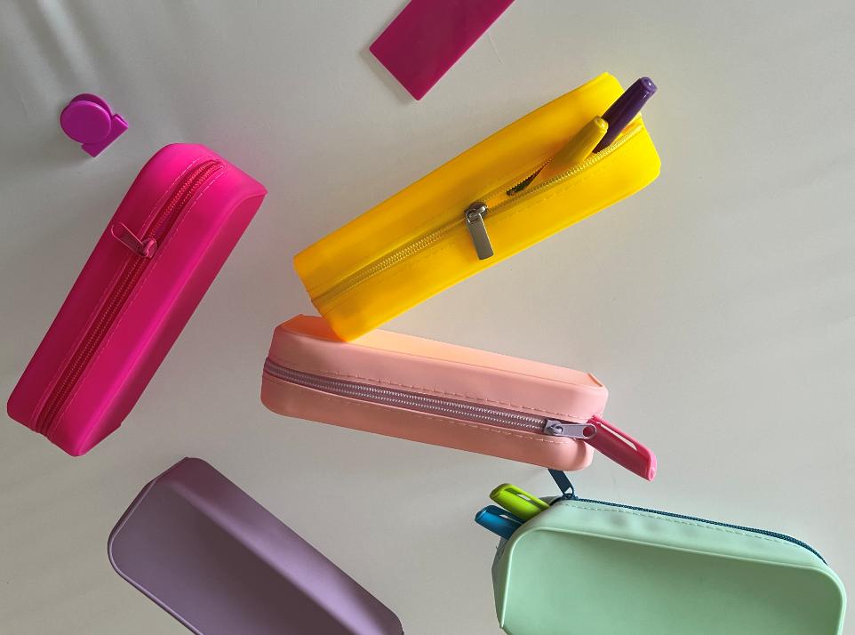 Naon bédana antara kantong pensil silikon sareng kantong pensil lawon